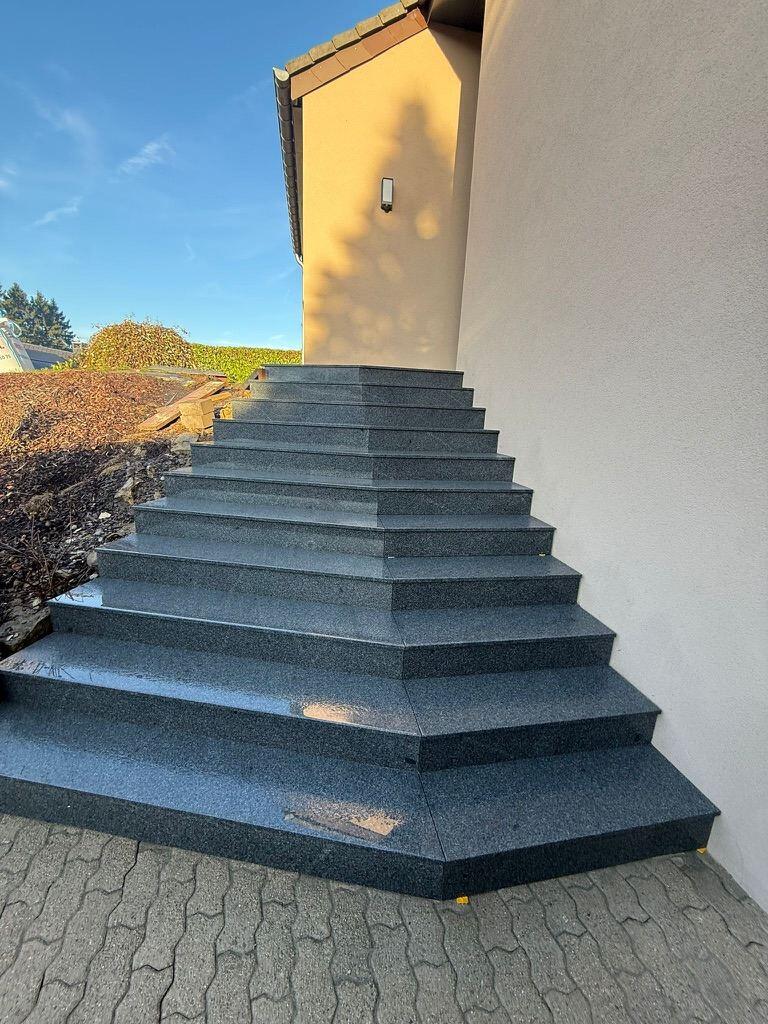 Escalier extérieur après rénovation par BATI-LUX : marches en granit anthracite