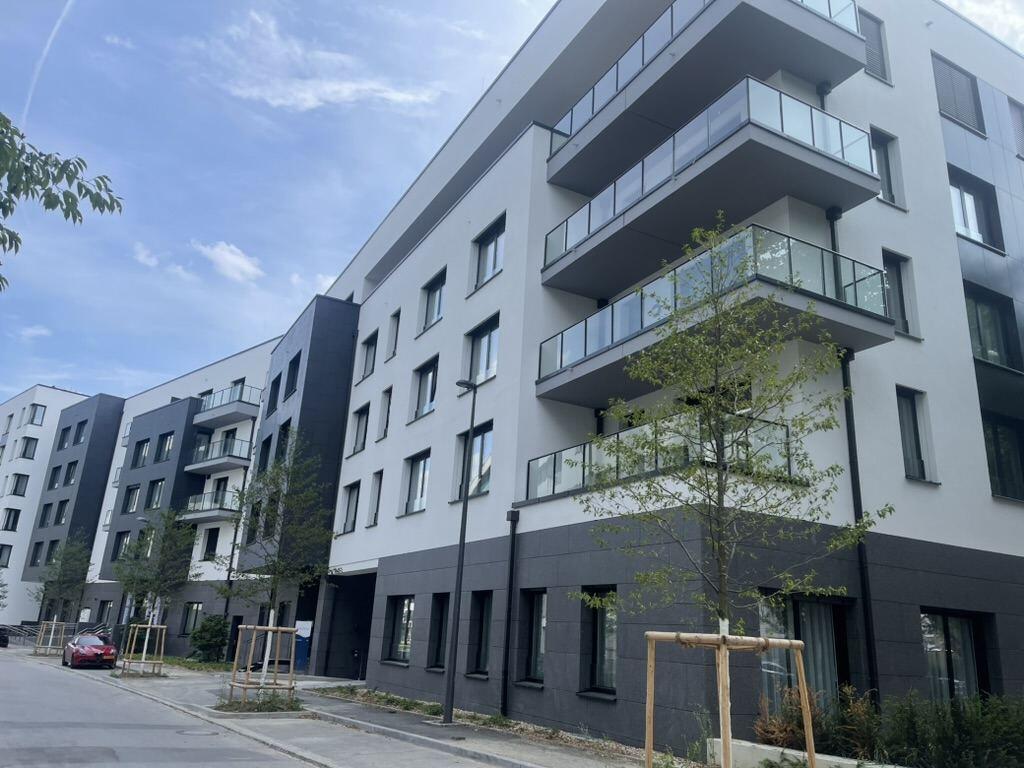 Résidence après travaux de façade par BATI-LUX : enduit blanc et parement anthracite