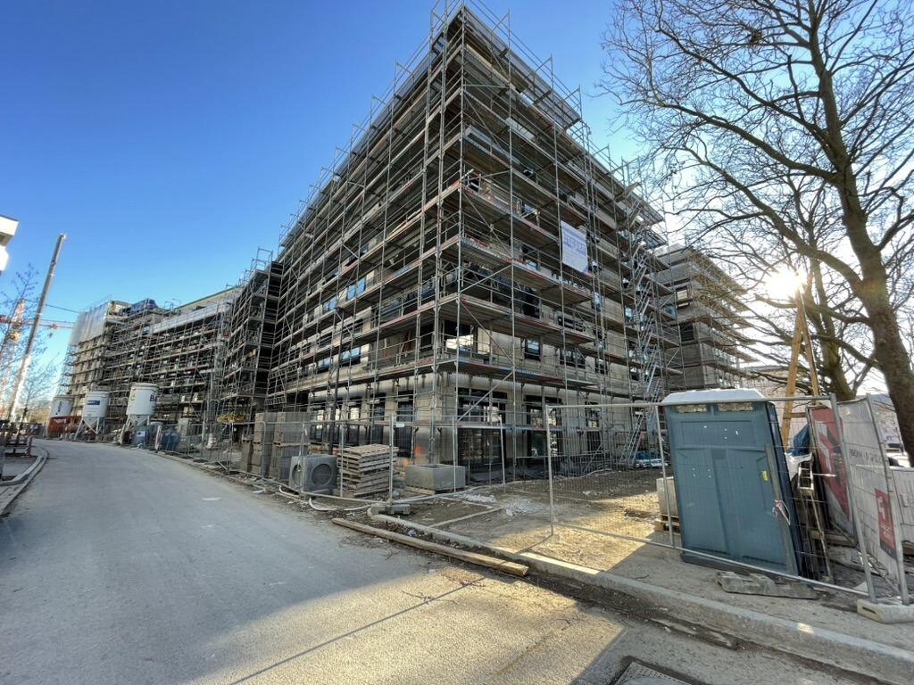 Résidence en chantier sous échafaudage avant la réalisation des façades
