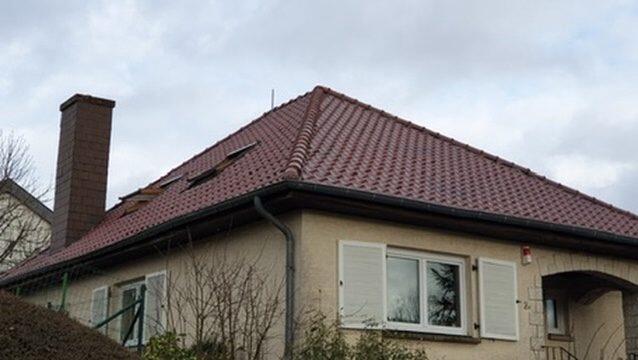 Maison avant travaux : toiture en tuiles avec petites fenêtres de toit