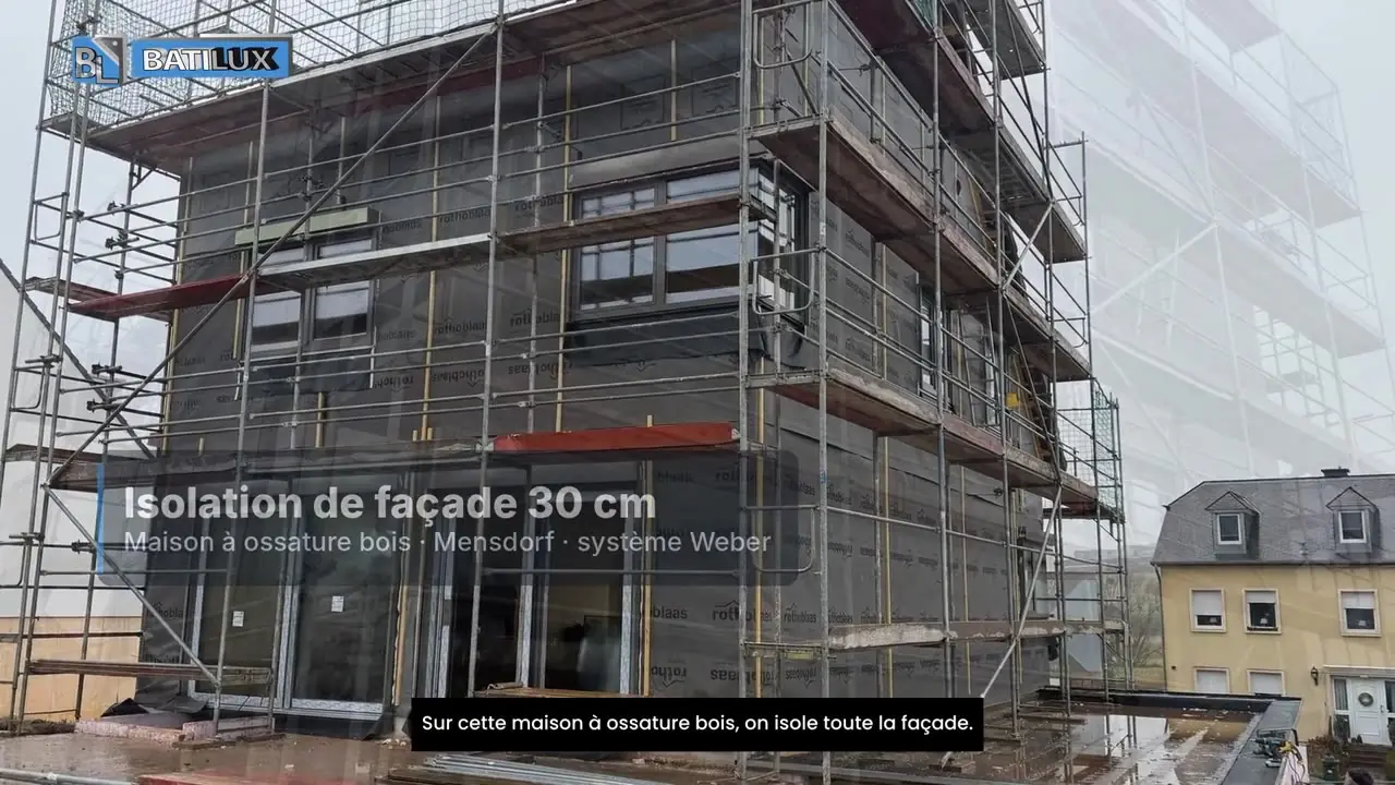 Chantier d'isolation de façade de 30 cm en laine de roche par BATI-LUX