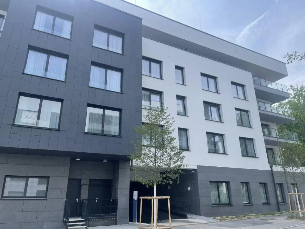 Façade de la résidence terminée, enduit blanc et panneaux anthracite