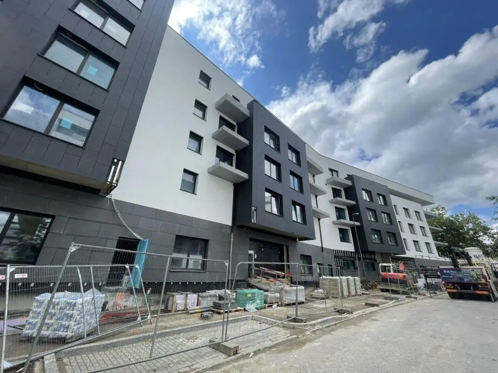 Façades enduites et parement anthracite en fin de chantier