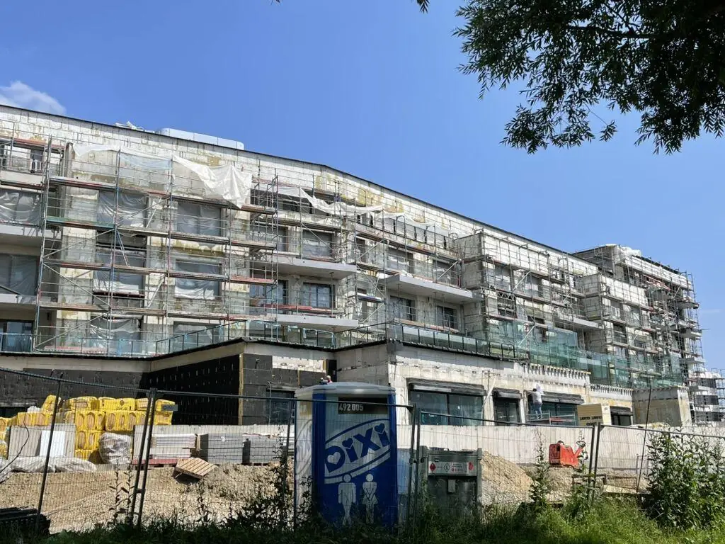Façades de la résidence en cours d'isolation, laine de roche sur le chantier