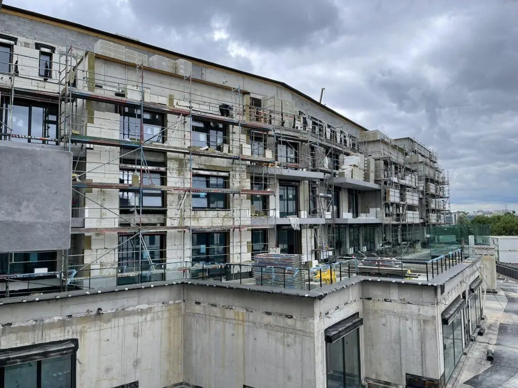 Résidence sous échafaudage pendant la pose des panneaux isolants